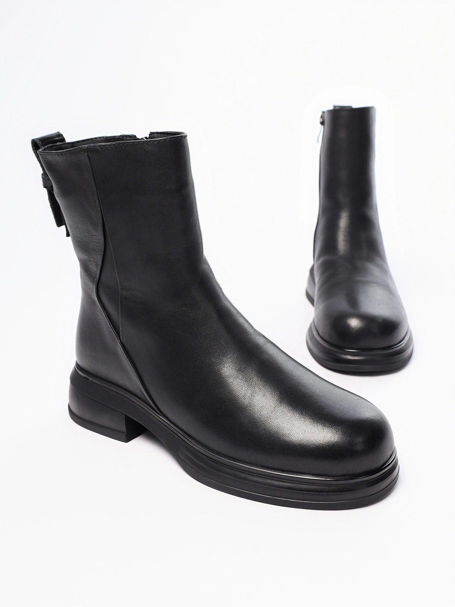 Ботинки черного цвета на широком среднем каблуке